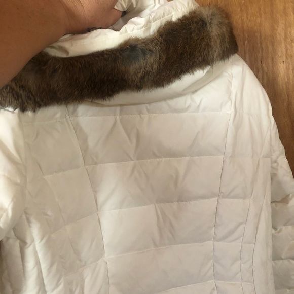 T Tahari puffer jacket, below waist length with fur around hood - Picture 4 of 4